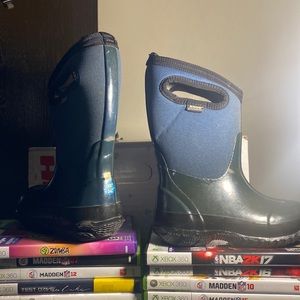 Boy bogs boots waterproof size 9 super good condition no holes no nothing